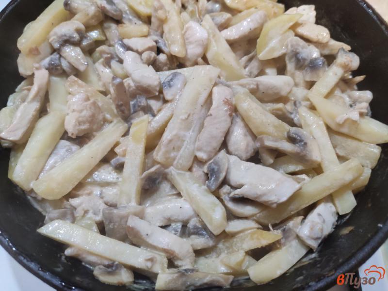 Фото приготовление рецепта: Открытый пирог с курицей грибами и картофелем шаг №8
