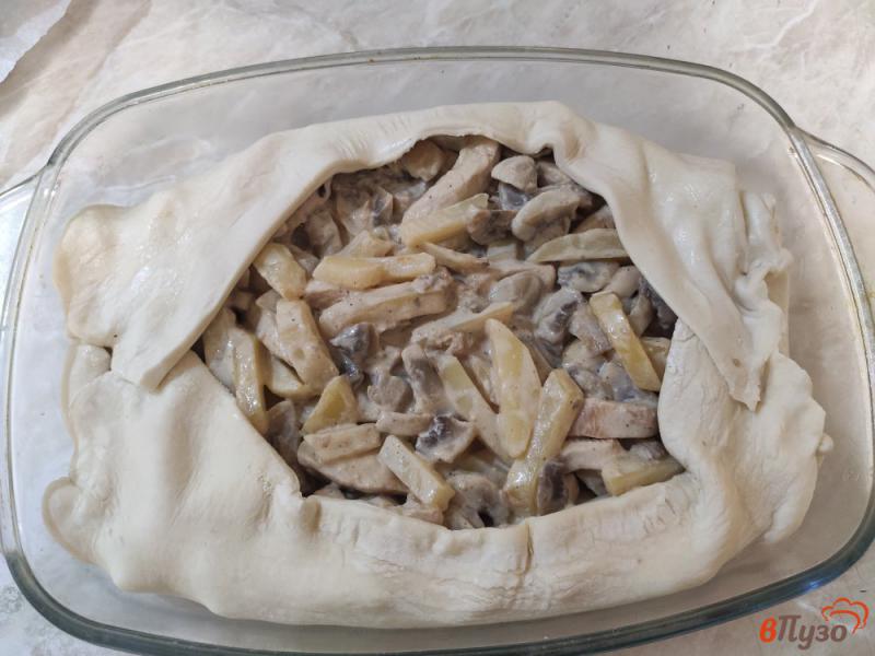 Фото приготовление рецепта: Открытый пирог с курицей грибами и картофелем шаг №11