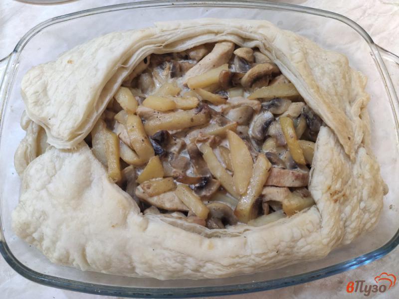 Фото приготовление рецепта: Открытый пирог с курицей грибами и картофелем шаг №12