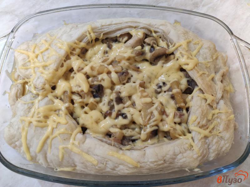 Фото приготовление рецепта: Открытый пирог с курицей грибами и картофелем шаг №13