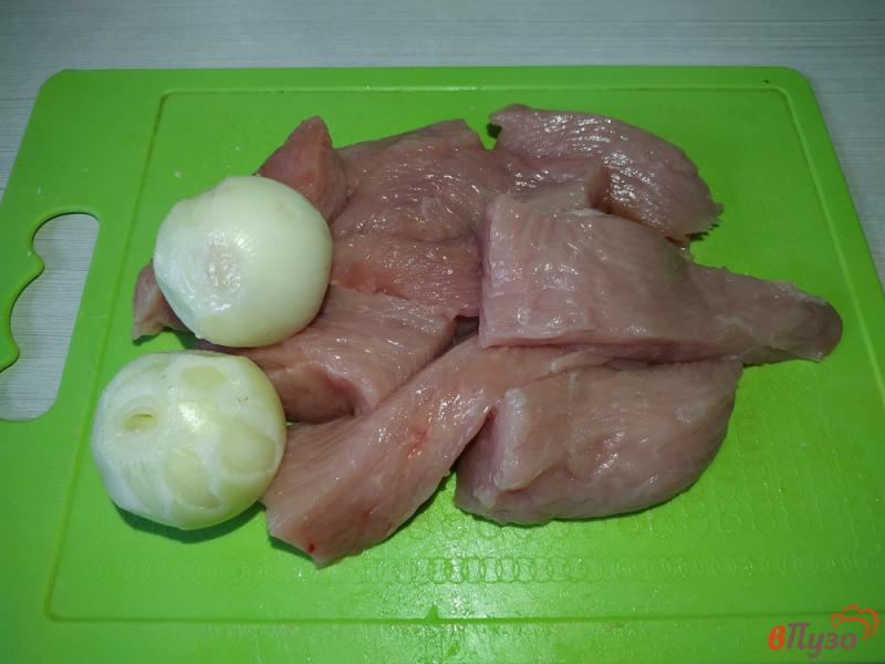 Фото приготовление рецепта: Пельмени из филе индейки с зеленью впрок шаг №4