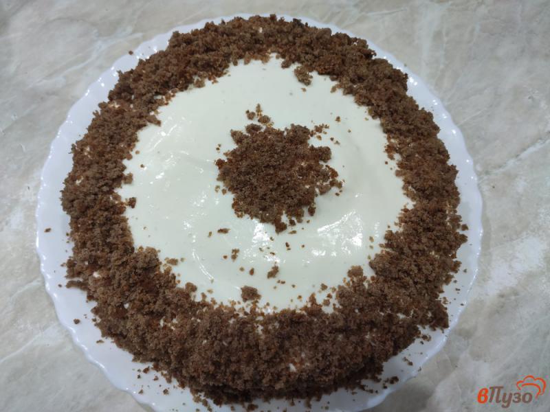 Фото приготовление рецепта: Торт с шоколадными коржами и сметанным кремом шаг №9