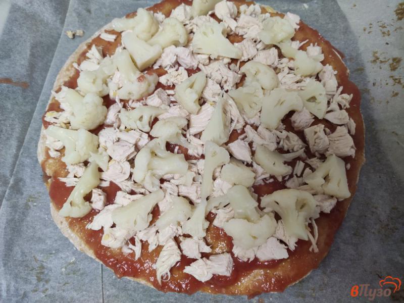 Фото приготовление рецепта: Пицца с курицей цветной капустой и кукурузой шаг №11