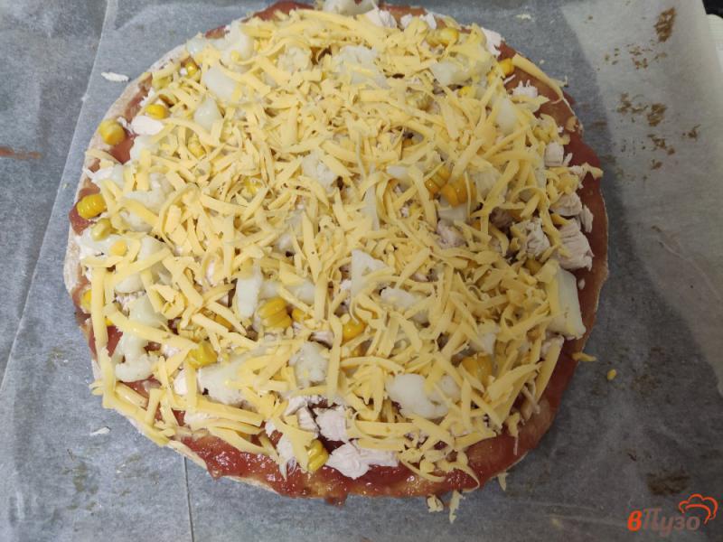 Фото приготовление рецепта: Пицца с курицей цветной капустой и кукурузой шаг №13