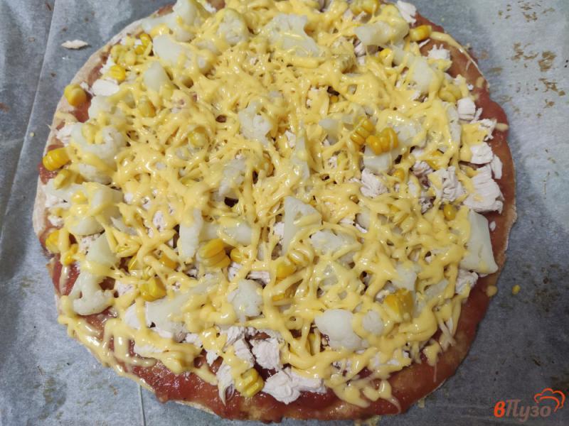 Фото приготовление рецепта: Пицца с курицей цветной капустой и кукурузой шаг №14