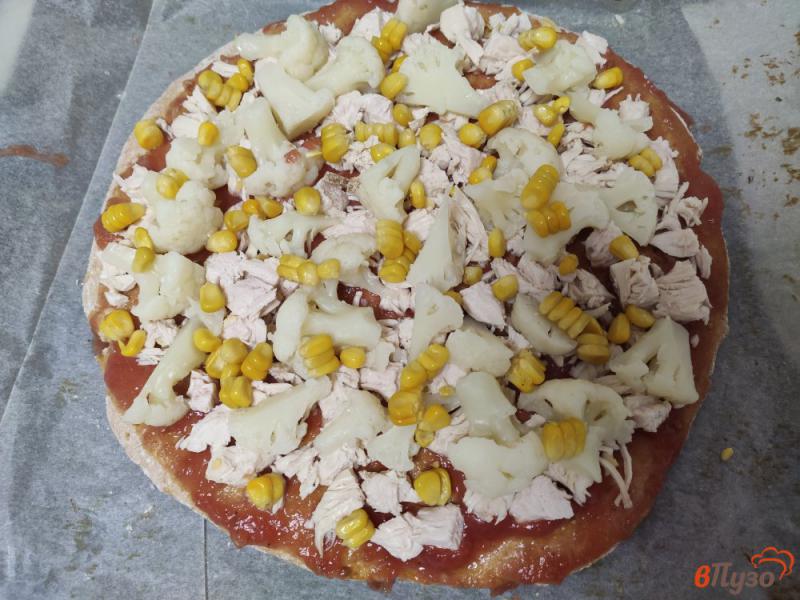 Фото приготовление рецепта: Пицца с курицей цветной капустой и кукурузой шаг №12