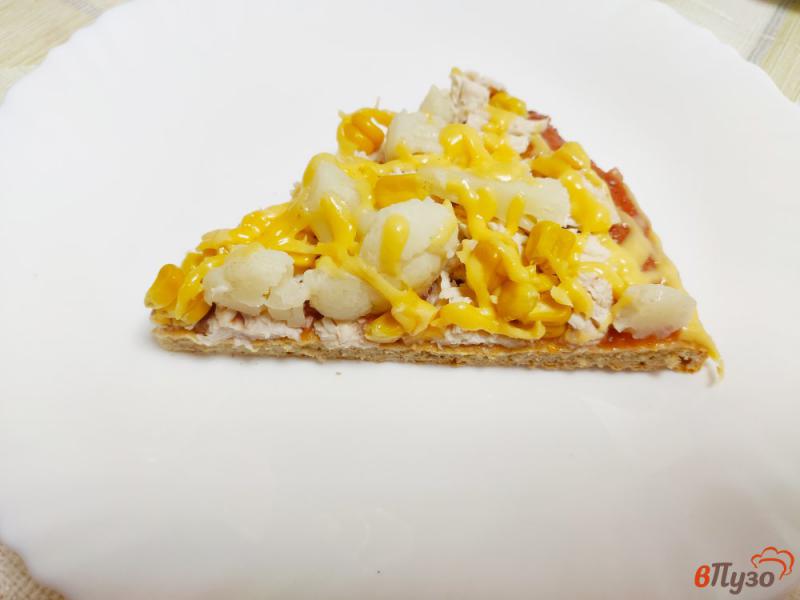 Фото приготовление рецепта: Пицца с курицей цветной капустой и кукурузой шаг №15