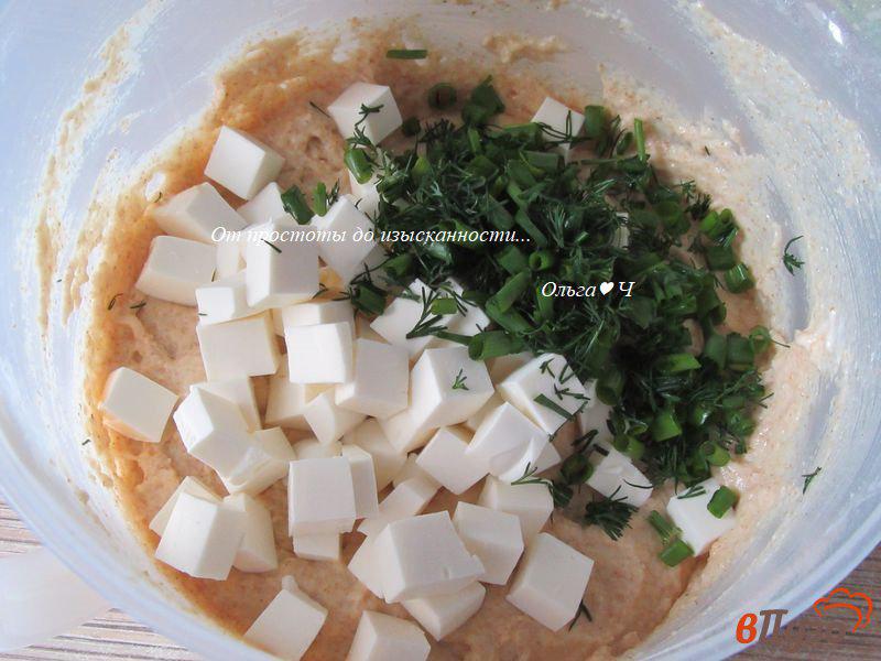Фото приготовление рецепта: Закусочные маффины с фетой и зеленью шаг №3