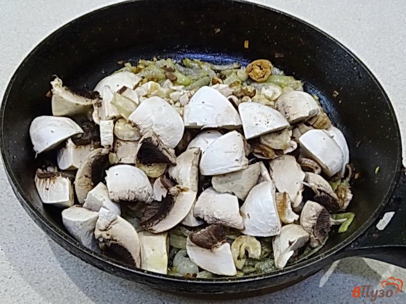 Фото приготовление рецепта: Подлива с грибами и сливками на курином бульоне шаг №5