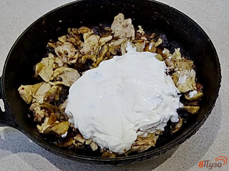 Фото приготовление рецепта: Подлива с грибами и сливками на курином бульоне шаг №9