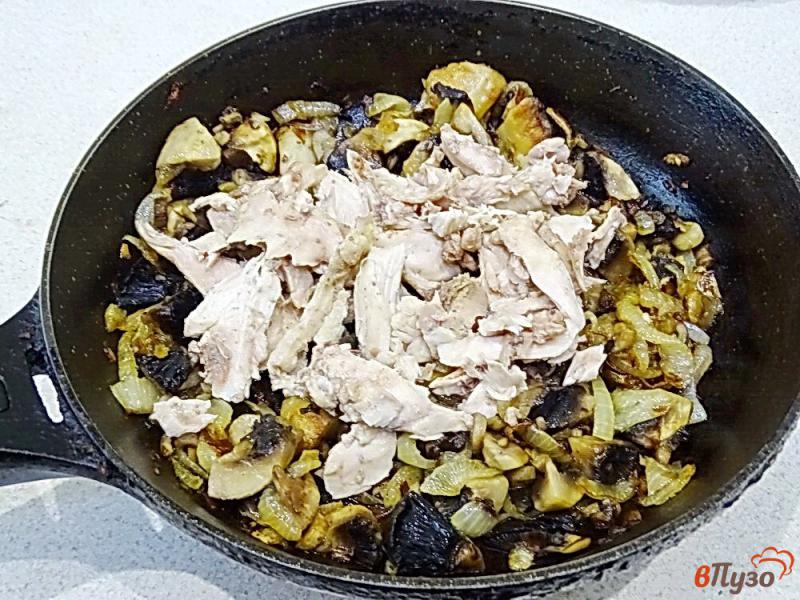 Фото приготовление рецепта: Подлива с грибами и сливками на курином бульоне шаг №7