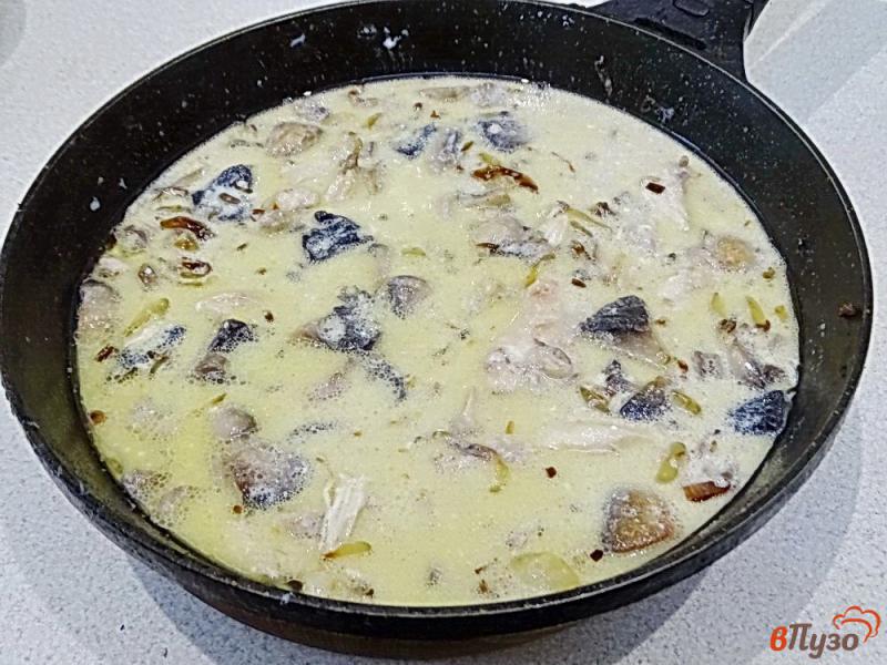 Фото приготовление рецепта: Подлива с грибами и сливками на курином бульоне шаг №10