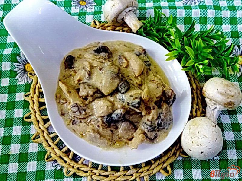 Фото приготовление рецепта: Подлива с грибами и сливками на курином бульоне шаг №12
