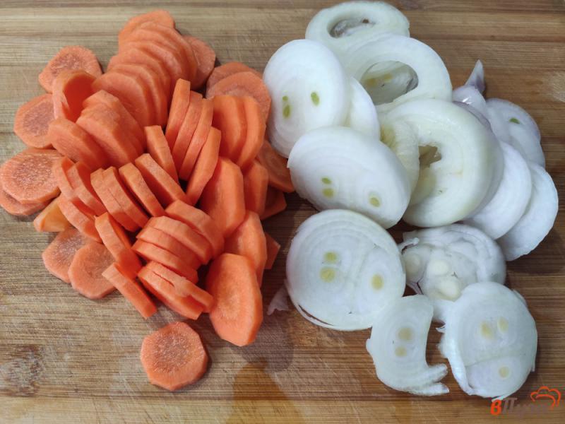 Фото приготовление рецепта: Скумбрия запечённая в соевом соусе с овощами шаг №4