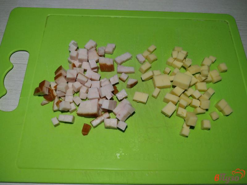 Фото приготовление рецепта: Хлеб с ветчиной сыром и зеленью шаг №2