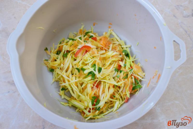Фото приготовление рецепта: Овощной салат из капусты шаг №4