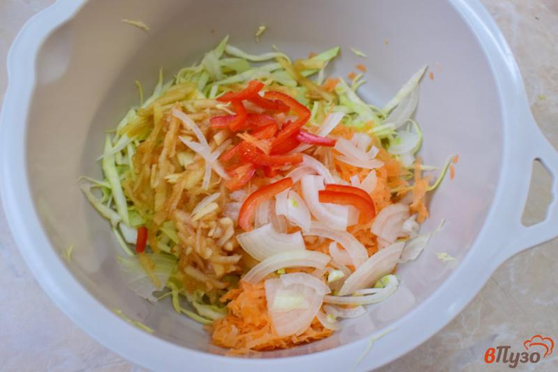 Фото приготовление рецепта: Овощной салат из капусты шаг №3
