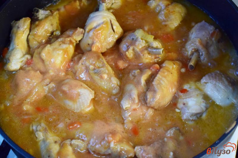 Фото приготовление рецепта: Курица с луком и болгарским перцем шаг №4
