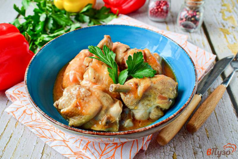 Фото приготовление рецепта: Курица с луком и болгарским перцем шаг №5
