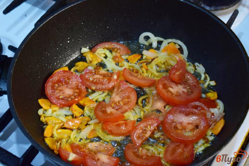 Фото приготовление рецепта: Омлет с овощами и зеленью шаг №3