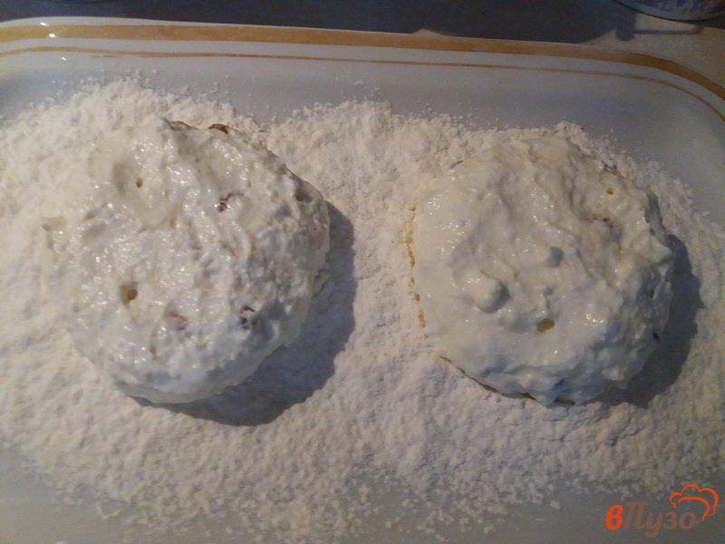Фото приготовление рецепта: Сырники с изюмом и корицей шаг №6