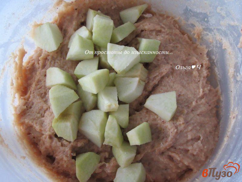 Фото приготовление рецепта: Шарлотка с яблоками корицей и брусничным медом шаг №4