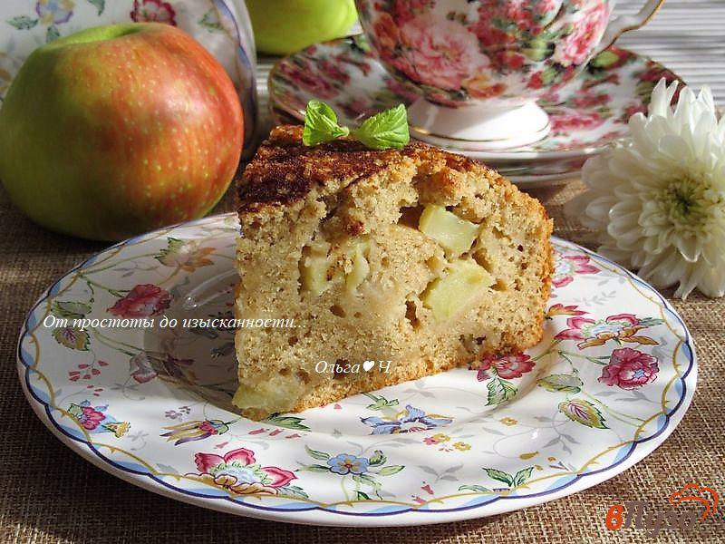 Фото приготовление рецепта: Шарлотка с яблоками корицей и брусничным медом шаг №8