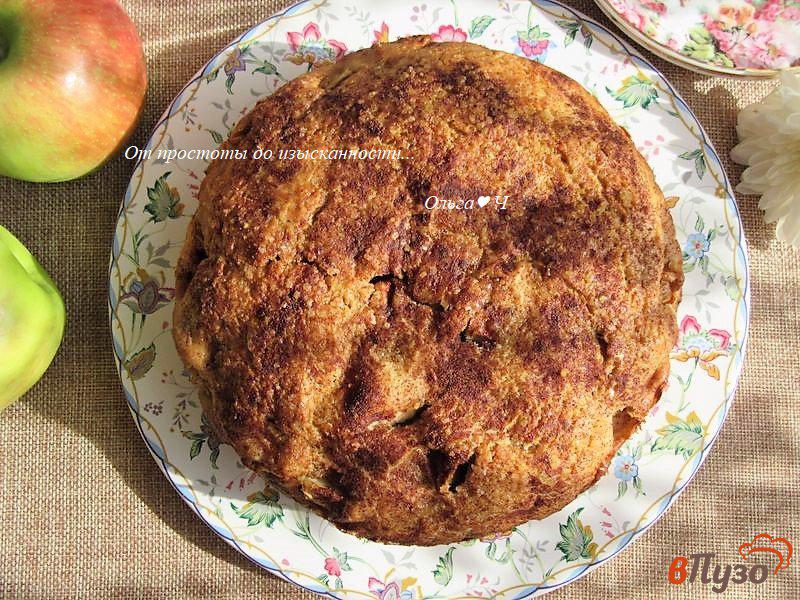 Фото приготовление рецепта: Шарлотка с яблоками корицей и брусничным медом шаг №7