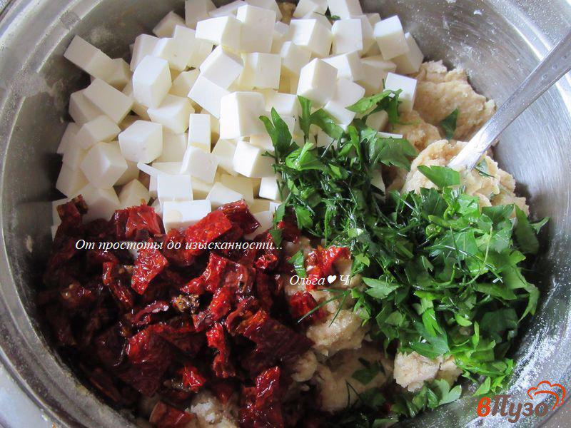 Фото приготовление рецепта: Сконы с фетой и вялеными томатами шаг №3