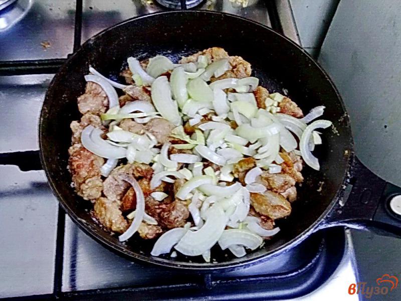 Фото приготовление рецепта: Бефстроганов из свинины с грибами шаг №6