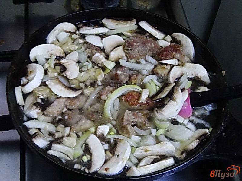 Фото приготовление рецепта: Бефстроганов из свинины с грибами шаг №7