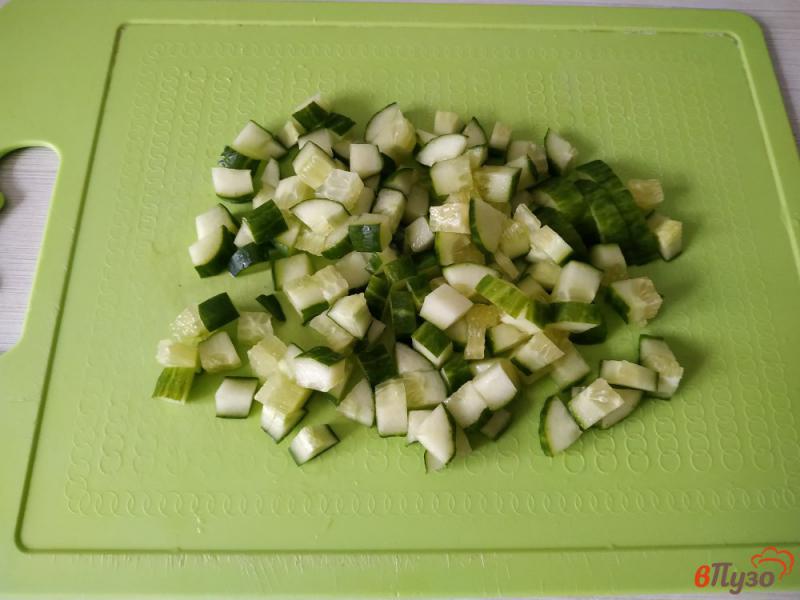 Фото приготовление рецепта: Салат с кальмарами и крабовыми палочками шаг №2