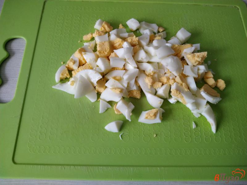 Фото приготовление рецепта: Салат с кальмарами и крабовыми палочками шаг №4