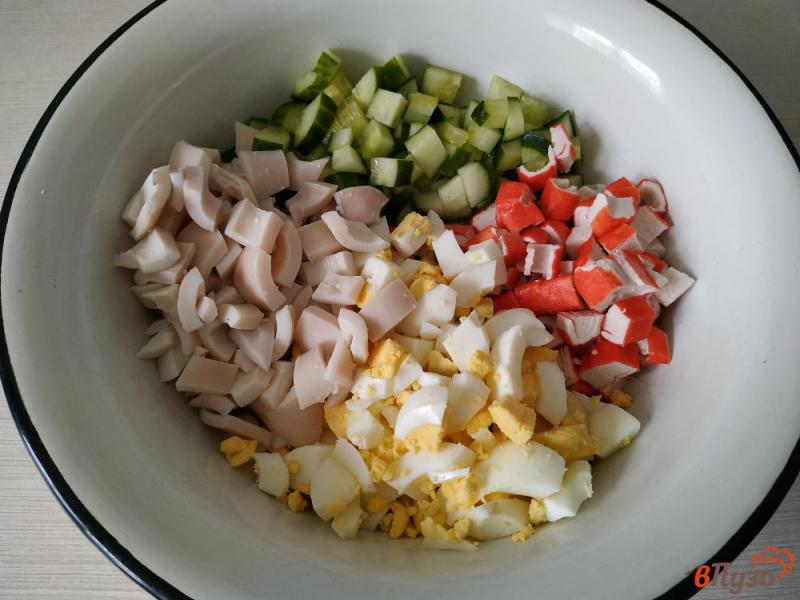 Фото приготовление рецепта: Салат с кальмарами и крабовыми палочками шаг №6