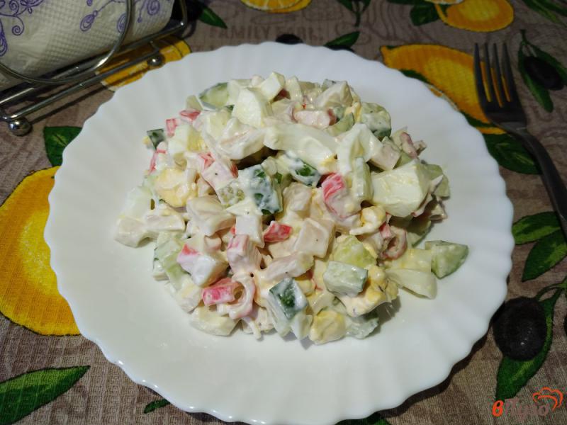 Фото приготовление рецепта: Салат с кальмарами и крабовыми палочками шаг №8