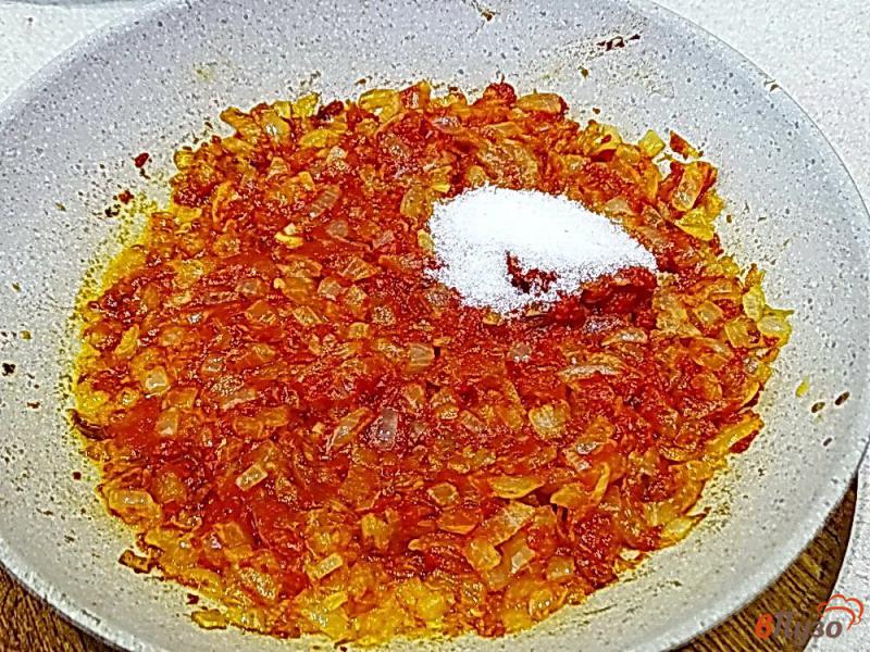 Фото приготовление рецепта: Свекольная икра с томатной пастой шаг №4