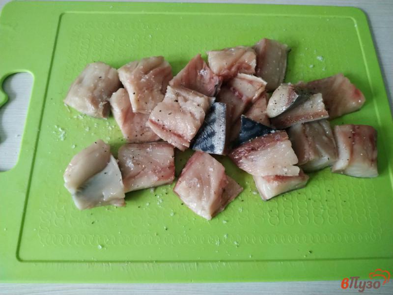 Фото приготовление рецепта: Скумбрия тушёная в томате шаг №2