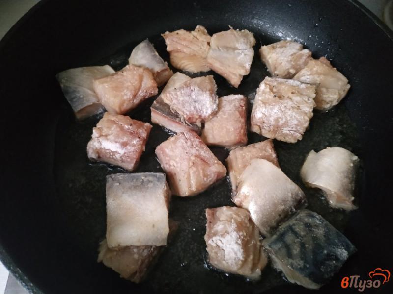 Фото приготовление рецепта: Скумбрия тушёная в томате шаг №4