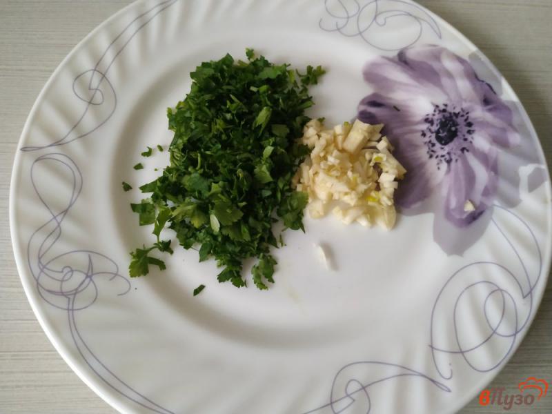Фото приготовление рецепта: Скумбрия тушёная в томате шаг №6