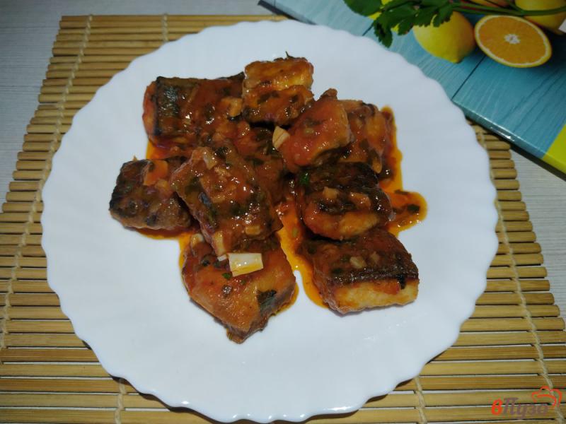 Фото приготовление рецепта: Скумбрия тушёная в томате шаг №10