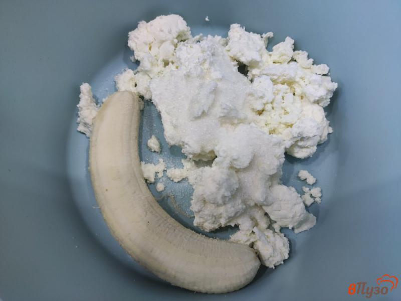 Фото приготовление рецепта: Лепешки из творога с бананом и изюмом шаг №1