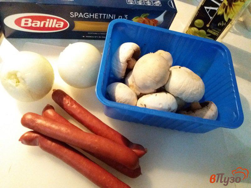 Фото приготовление рецепта: Спагетти с охотничьими колбасками и шампиньонами шаг №1