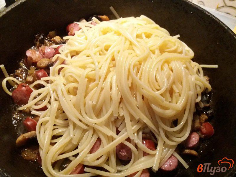 Фото приготовление рецепта: Спагетти с охотничьими колбасками и шампиньонами шаг №6