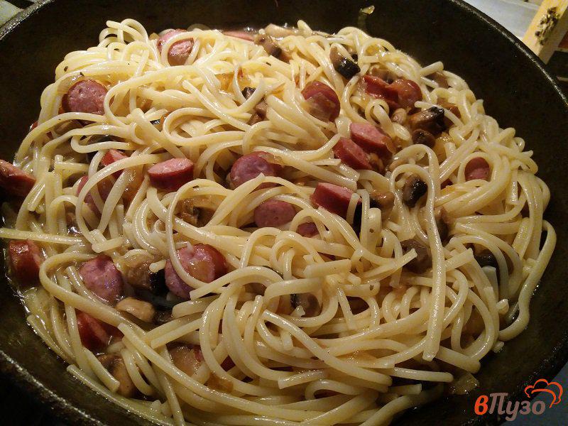Фото приготовление рецепта: Спагетти с охотничьими колбасками и шампиньонами шаг №7