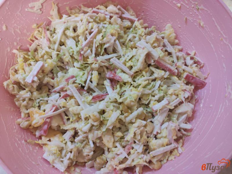 Фото приготовление рецепта: Салат из крабовых палочек с пекинской капустой шаг №7