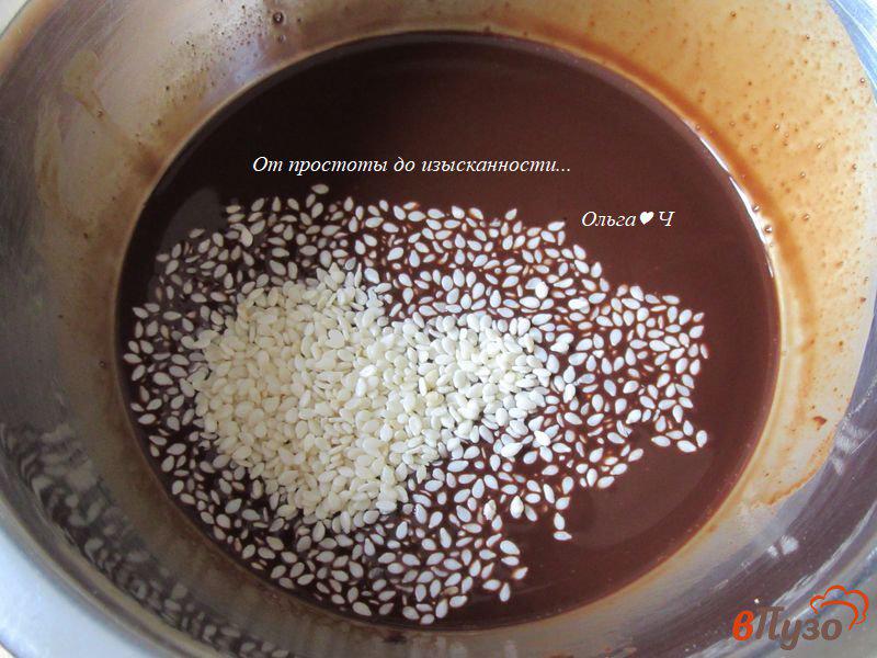 Фото приготовление рецепта: Конфеты из темного шоколада с кунжутом шаг №2