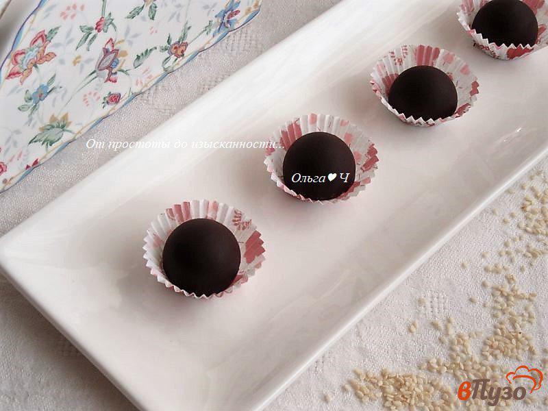 Фото приготовление рецепта: Конфеты из темного шоколада с кунжутом шаг №5