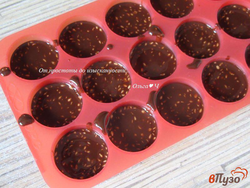 Фото приготовление рецепта: Конфеты из темного шоколада с кунжутом шаг №4