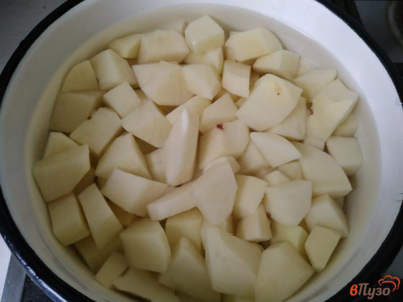 Фото приготовление рецепта: Тушёный картофель с печенью шаг №2
