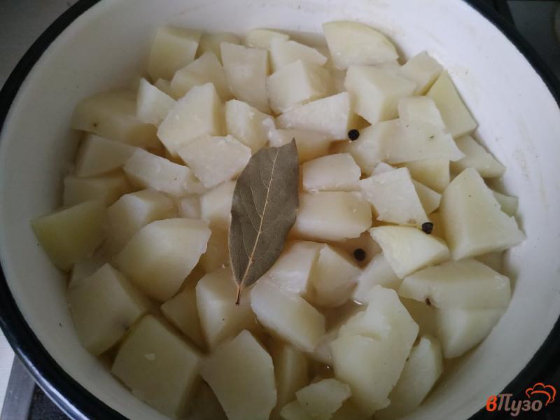 Фото приготовление рецепта: Тушёный картофель с печенью шаг №7